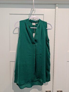 Violet + Claire Sleeveless V Neck Blouse - Size M NWT